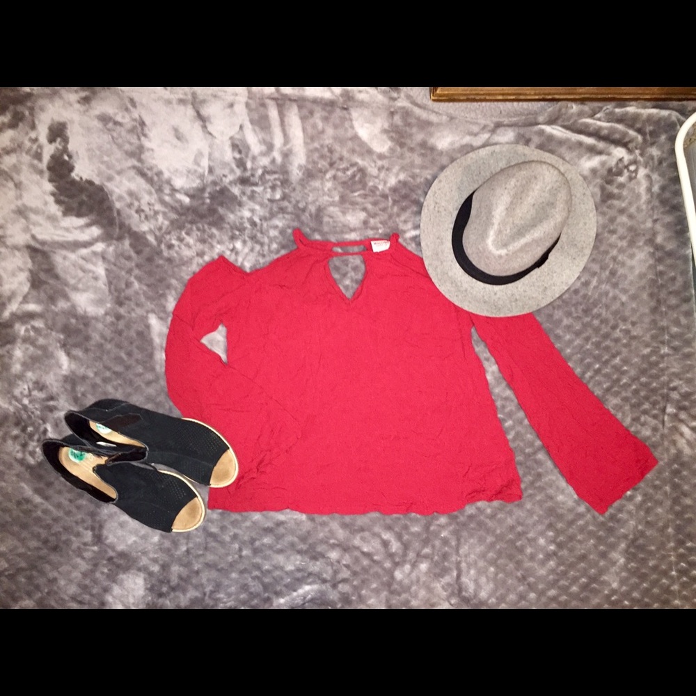 Open shoulder top/blouse